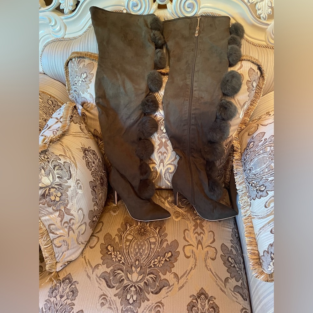 Pom Pom Olive boots. Brand new size 8